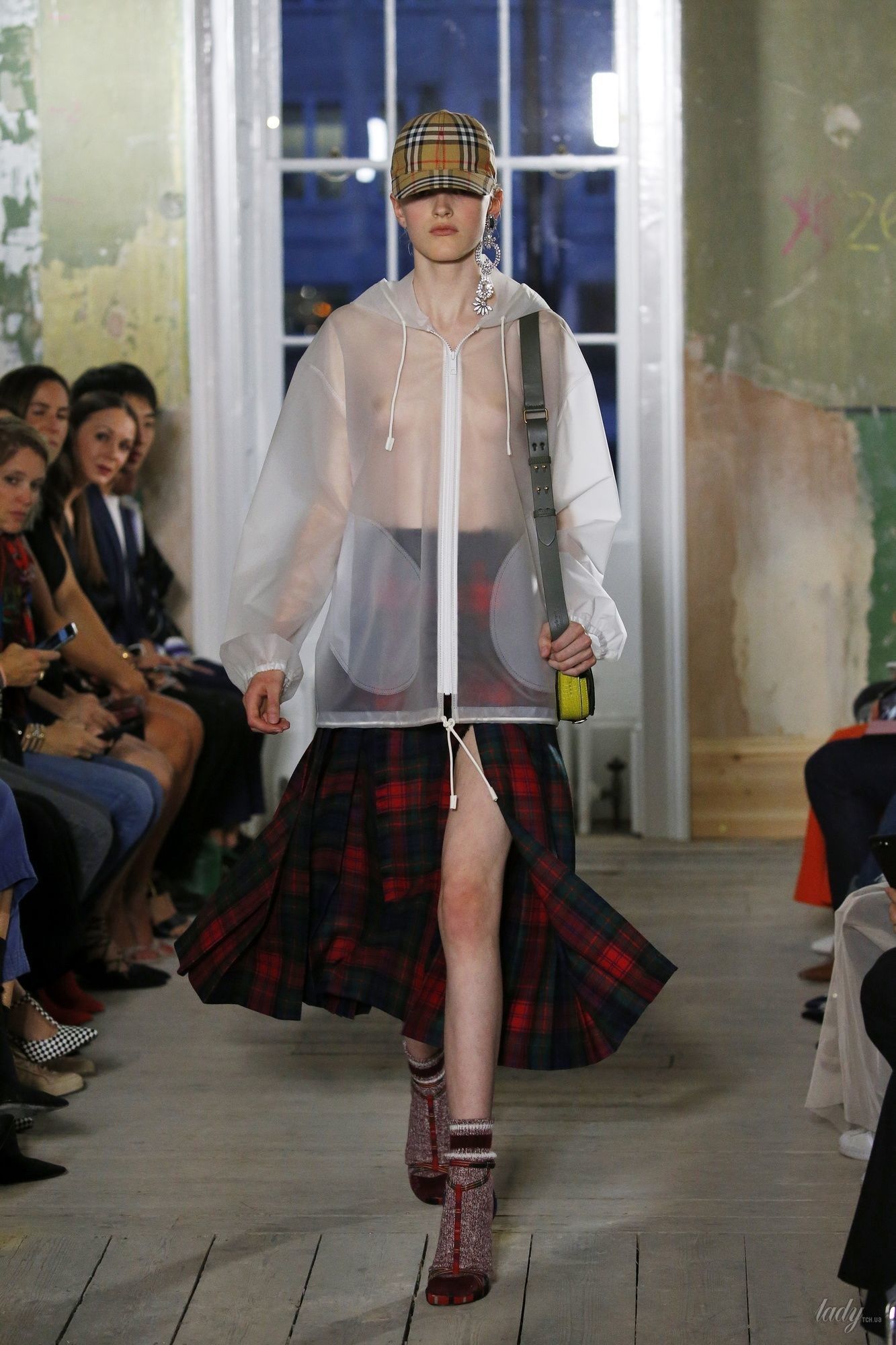 Коллекция Burberry прет-а-порте сезона весна-лето 2018_47