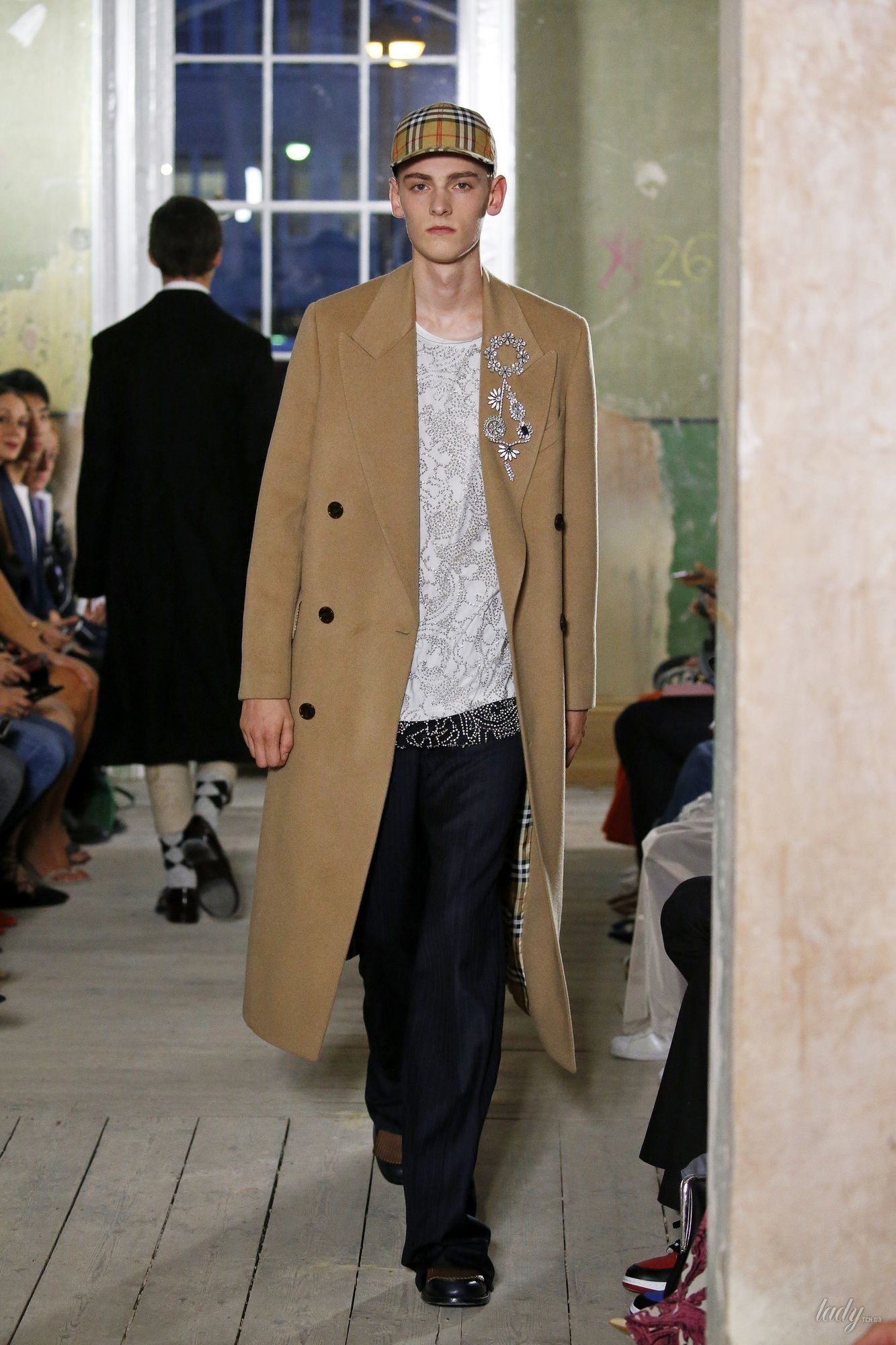 Коллекция Burberry прет-а-порте сезона весна-лето 2018_61