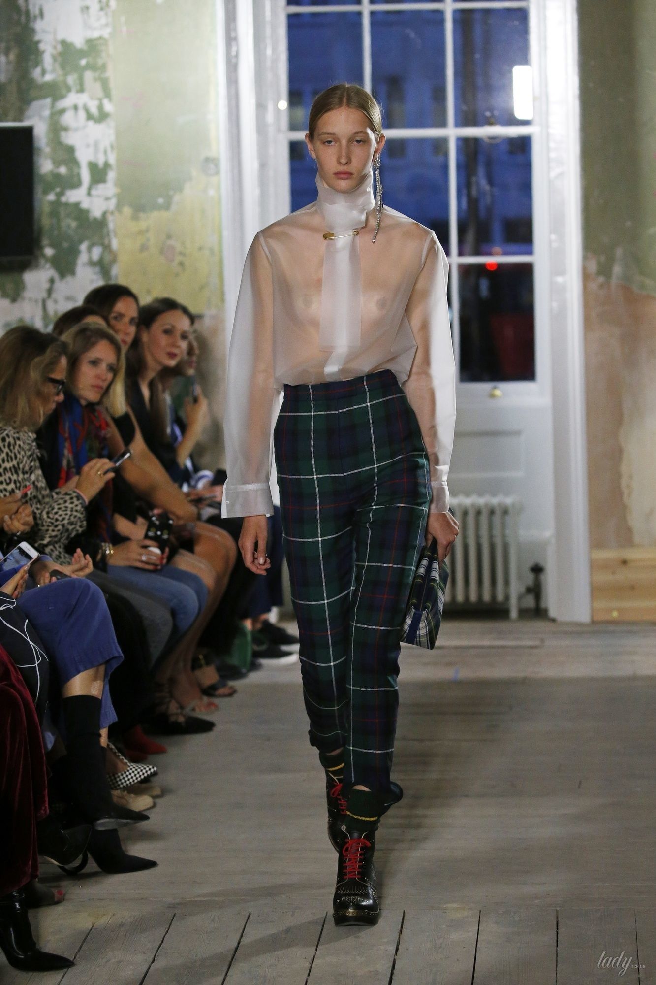 Коллекция Burberry прет-а-порте сезона весна-лето 2018_74