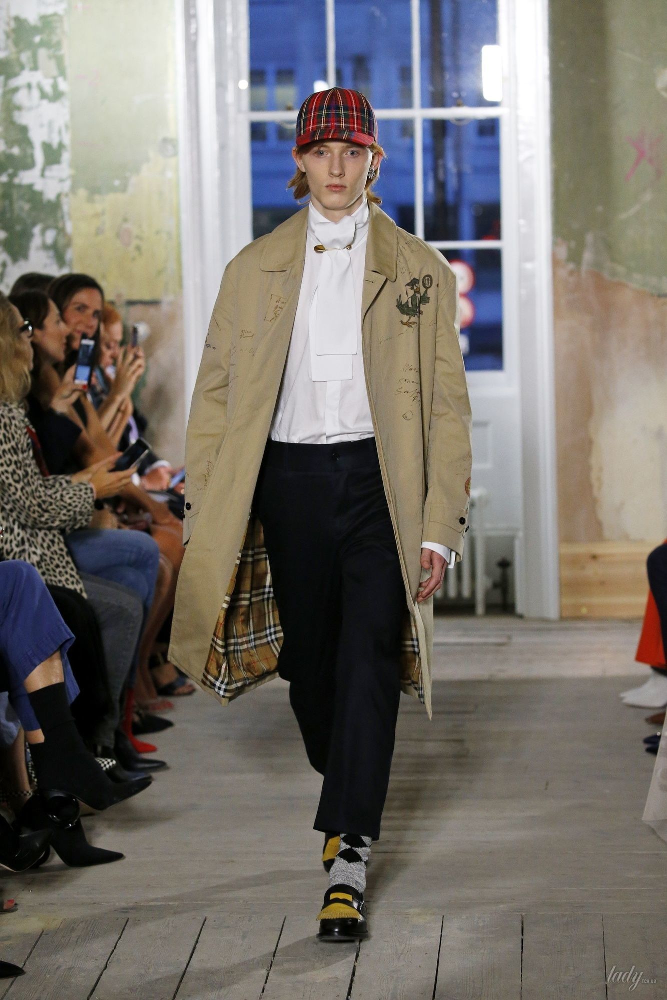 Коллекция Burberry прет-а-порте сезона весна-лето 2018_68