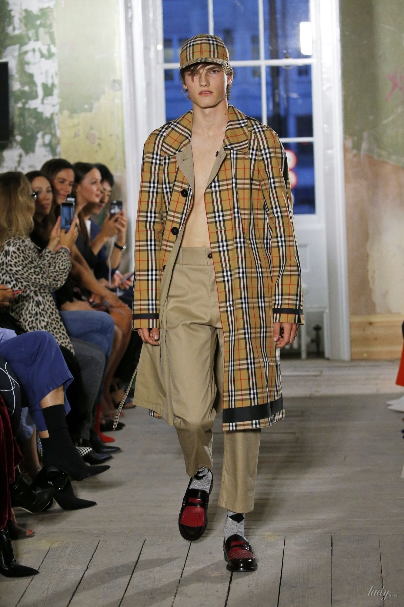 Коллекция Burberry прет-а-порте сезона весна-лето 2018_69