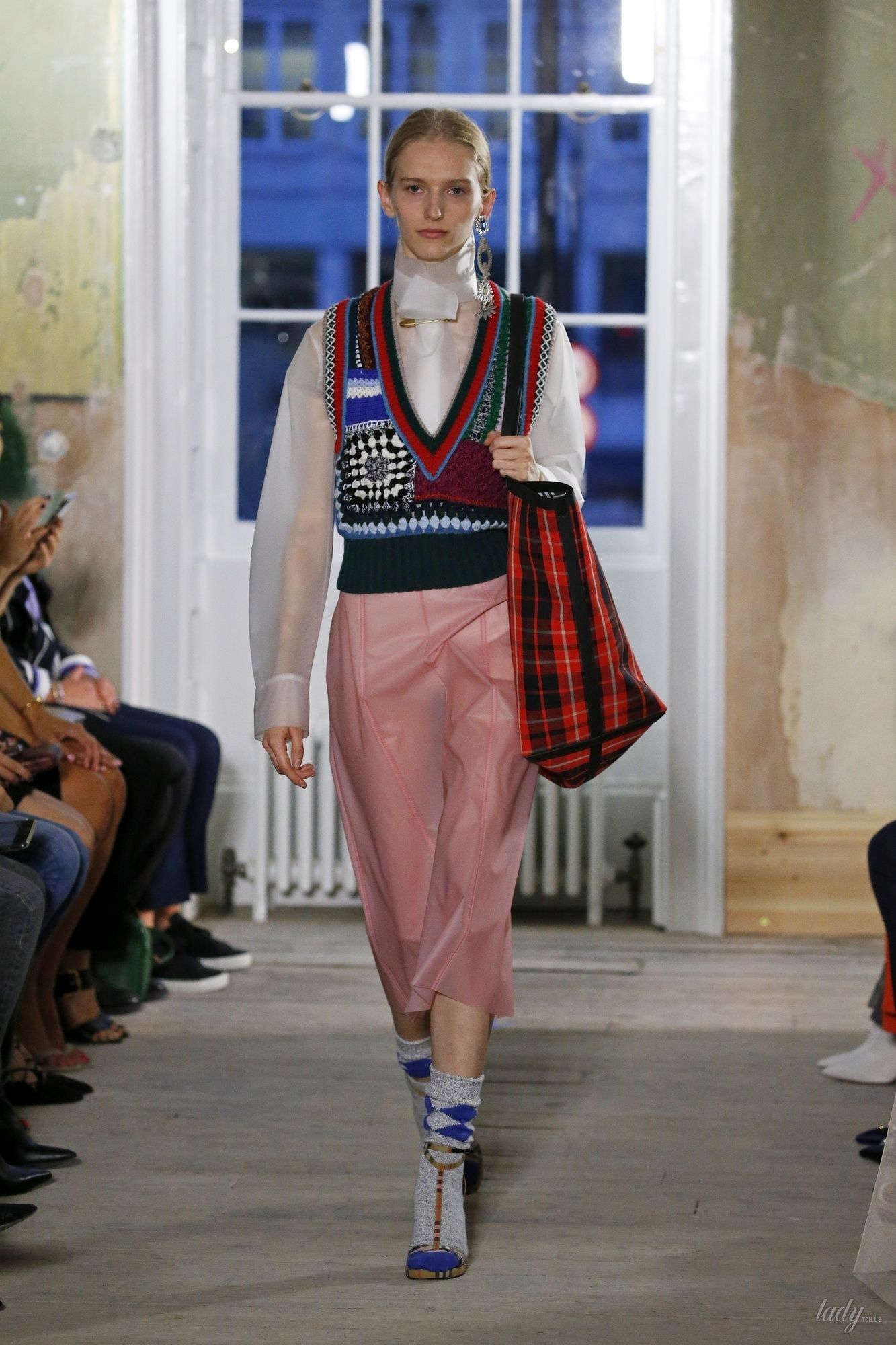 Коллекция Burberry прет-а-порте сезона весна-лето 2018_78