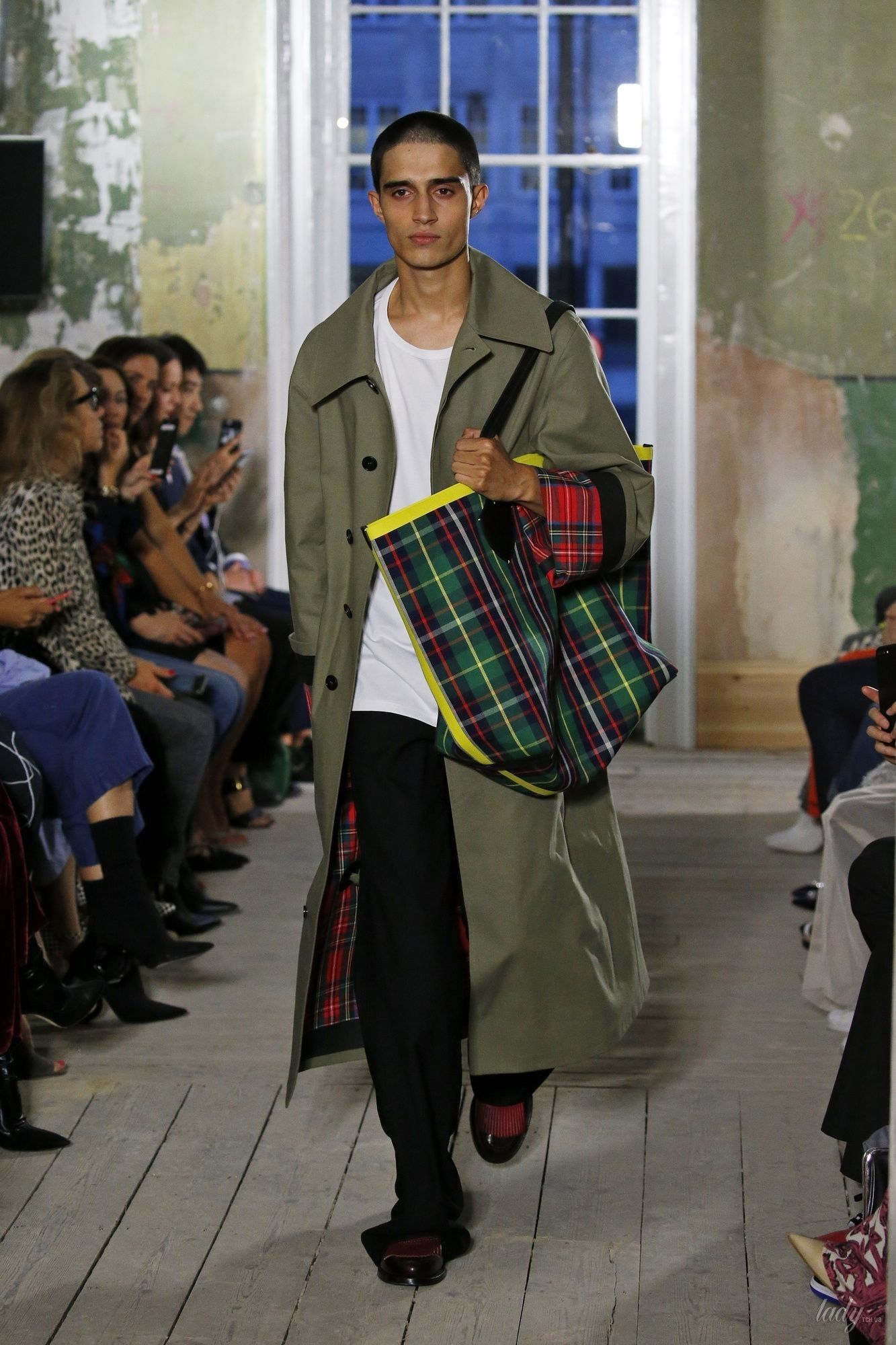 Коллекция Burberry прет-а-порте сезона весна-лето 2018_76