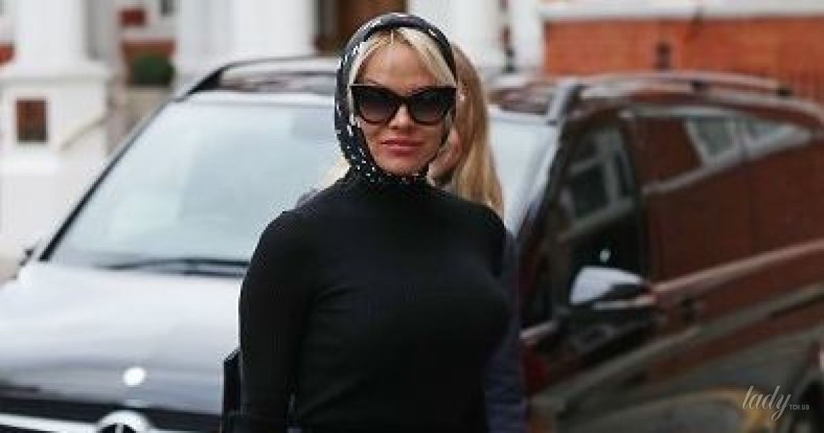 С пышным бюстом и в платке: Памела Андерсон взялась за доставку обеда