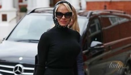 С пышным бюстом и в платке: Памела Андерсон взялась за доставку обеда