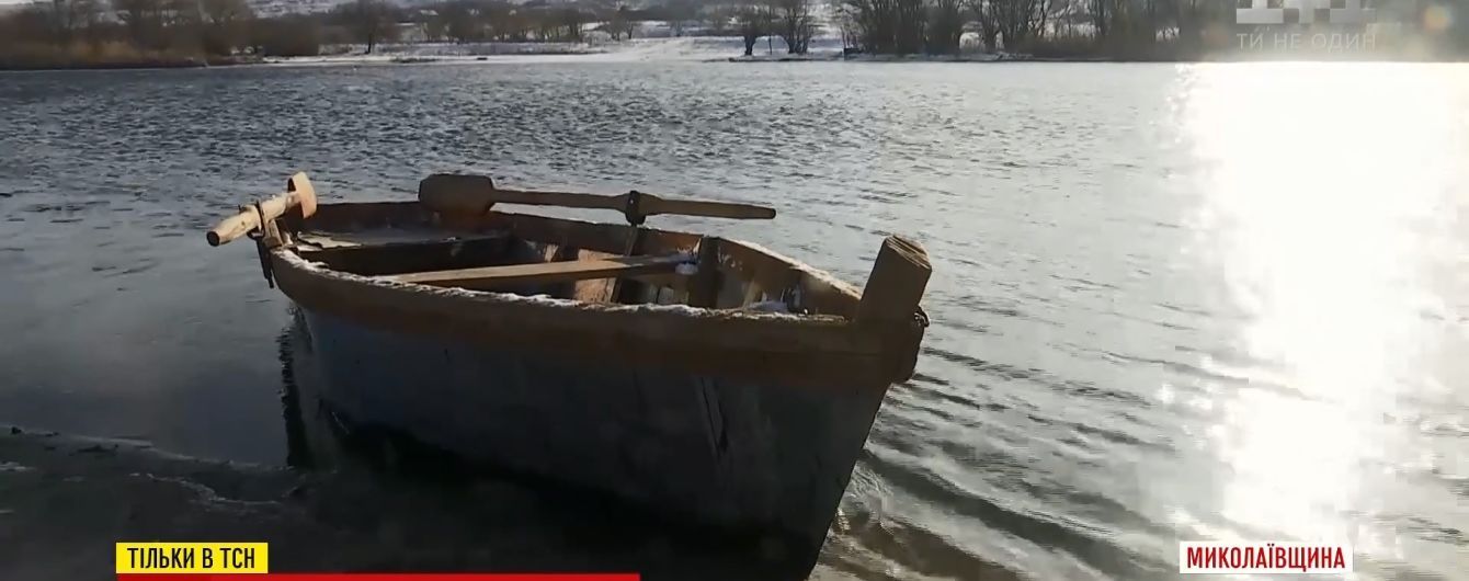 Две телки напали на парня попки