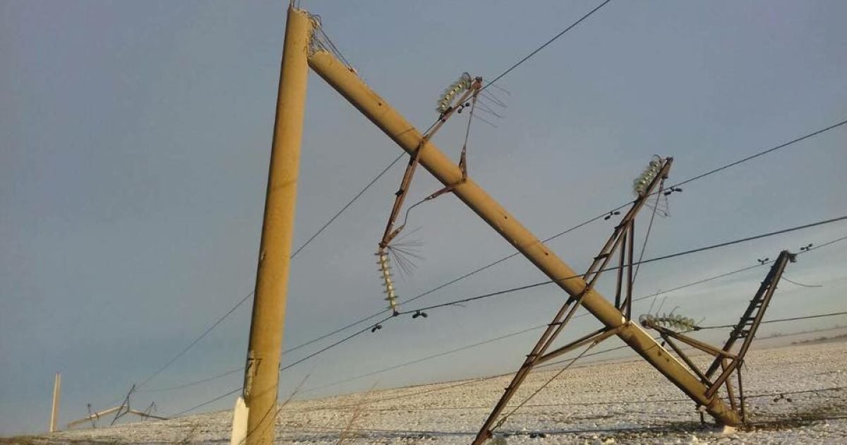 В Одесской области свыше двух десятков населенных пунктов остаются без света из-за непогоды