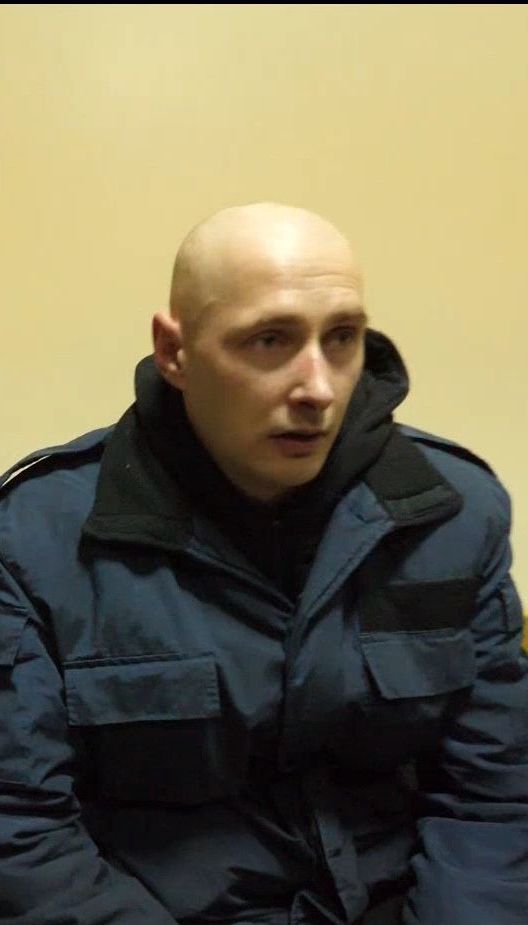 Освобожденный из плена Роман Савков наконец увидел своих родных и обнял маму