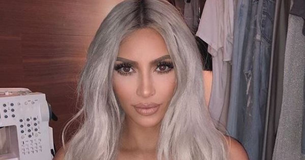 Hot mama: почти обнаженная Ким Кардашян показала селфи в блестящих трусиках