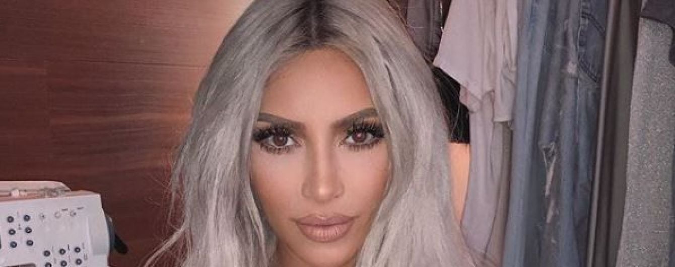 Hot mama: майже оголена Кім Кардашян показала селфі у блискучих трусиках