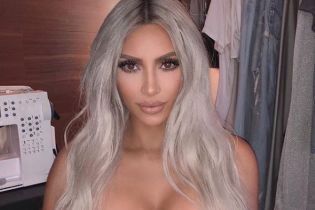 Hot mama: майже оголена Кім Кардашян показала селфі у блискучих трусиках