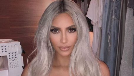 Hot mama: почти обнаженная Ким Кардашян показала селфи в блестящих трусиках