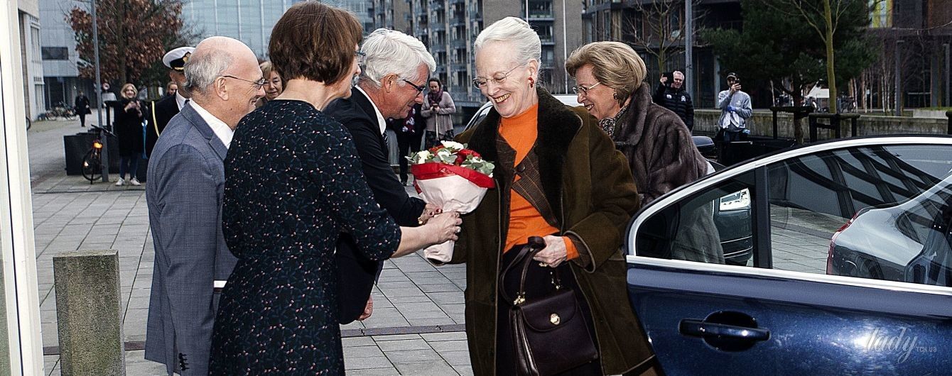 В яркой водолазке и с красной помадой: смелый образ 77-летней королевы Маргрете II