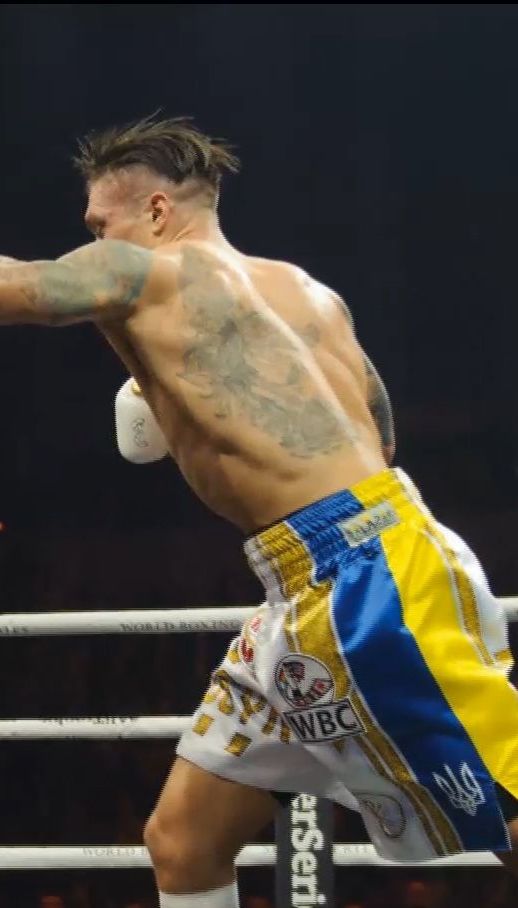 Украинский боксер Усик победил латыша Бриедис в зрелищном полуфинале WBSS