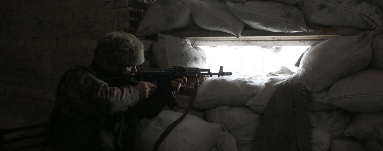 Вогонь бойовиків біля Світлодарської дуги і поранений український військовий. Як минула доба в зоні АТО