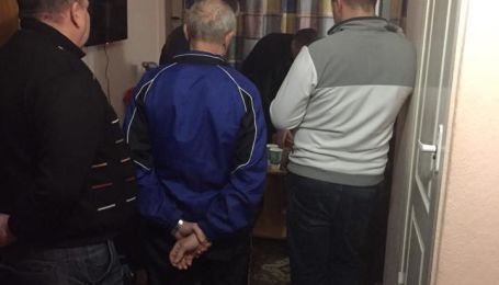В отеле Киева схватили еще одного грабителя из банды, которую "крышевала" полиция на ж/д вокзале