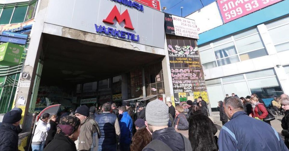В Тбилиси обвалился потолок на станции метро, есть пострадавшие