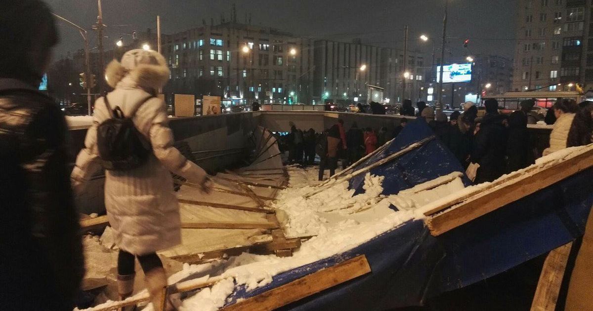 В Москве на входе в метро обвалились строительные конструкции и привалили людей