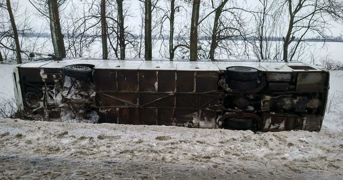 На Харьковщине перевернулся автобус: есть пострадавшие