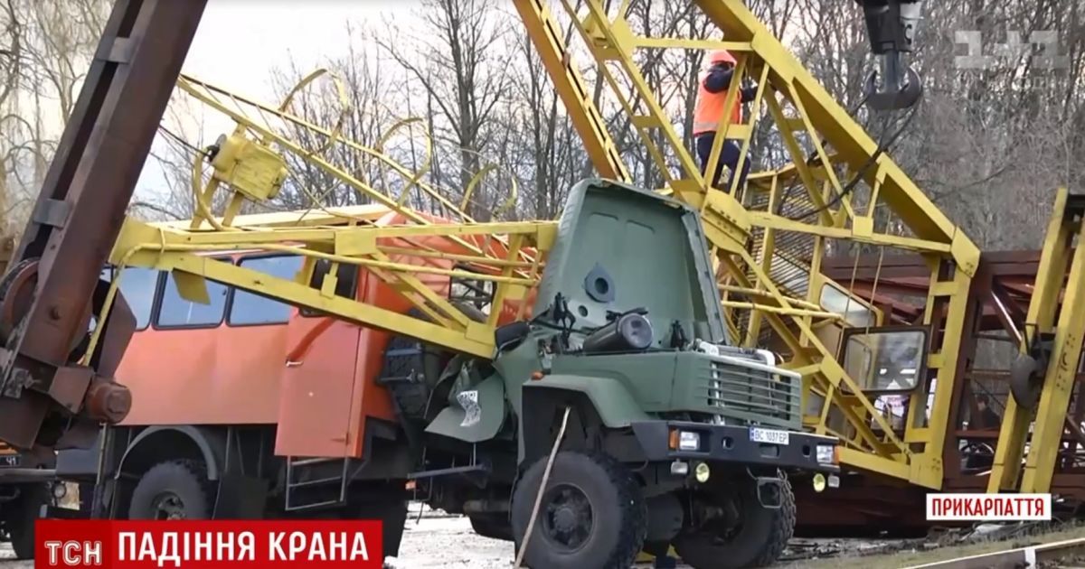 "Задними дверями вылетели": очевидец рассказал о падении 36-тонного крана на грузовик в Ивано-Франковске