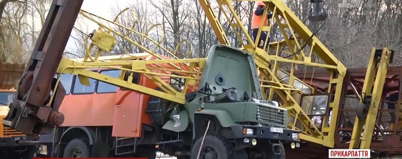"Задніми дверима вилетіли": очевидець розповів про падіння 36-тонного крана на вантажівку в Івано-Франківську