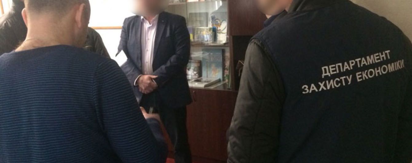 На Київщині голова райадміністрації вимагав 100 тисяч доларів за дозвіл на землю