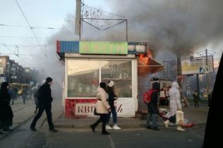 В Киеве в час пик возле остановки загорелся цветочный киоск