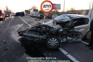Ужасное ДТП в Киеве: водителя зажало в салоне, а машины разбросало на 60 метров