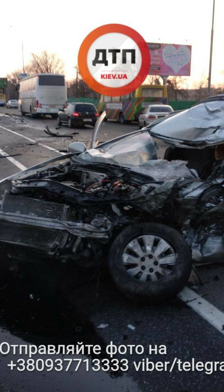 Ужасное ДТП в Киеве: водителя зажало в салоне, а машины разбросало на 60 метров