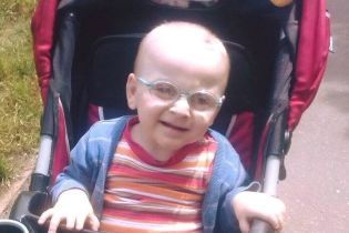 3-річний Матвій з Луганщини сподівається на допомогу добрих людей