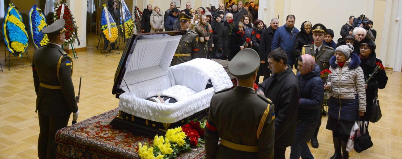 Слезы и воспоминания на похоронах Каденюка: космонавта назвали человеком, сохранившим Украине статус космической державы