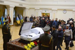 Сльози та спогади на похороні Каденюка: космонавта назвали людиною, котра зберегла Україні статус космічної держави
