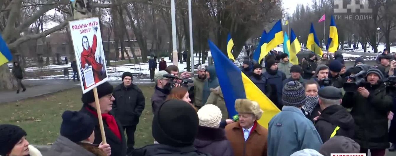 У Запоріжжі учасникам проросійського мітингу залили шлях свинячою кров'ю