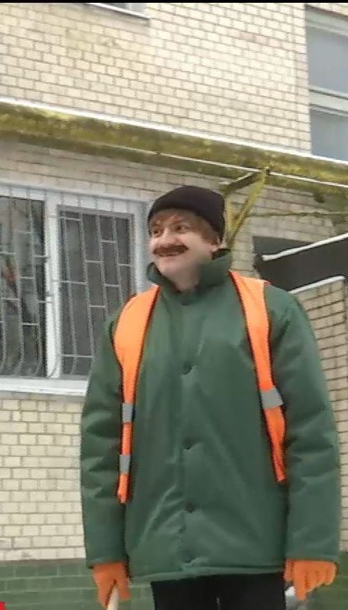 Міський голова Хмельницького переодягнувся у двірника, аби відверто поспілкуватися із містянами