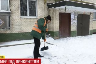 Мэр Хмельницкого с накладными усами пошел инкогнито разгребать снег под домами горожан