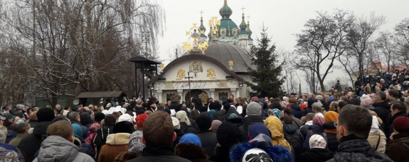 Активисты требуют снести часовню УПЦ МП возле Десятинной церкви в Киеве