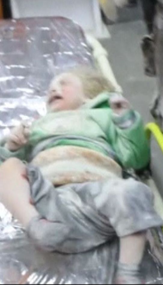 В Мережі з’явилося відео порятунку немовляти з-під уламків після бомбардування у Сирії