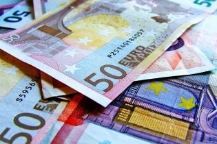 Заробитчане на треть увеличили объемы денежных переводов в Украину