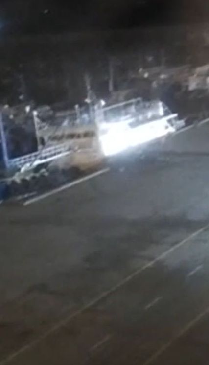 В Тайване из-за землетрясения огромные камни попадали на автомобильные дороги