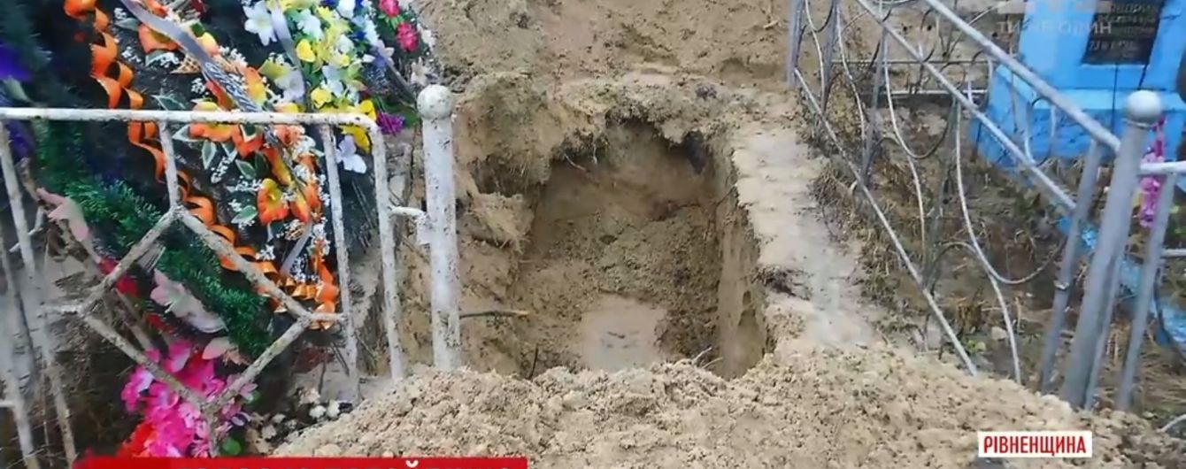 На Ровенщине мужчина раскопал могилу матери из-за сна и оставленного в гробу стакана