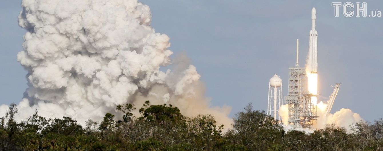 SpaceX запустила ракету Falcon Heavy із особистим автомобілем Маска