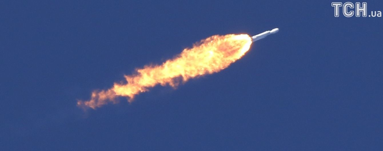 Центральний розгінний блок Falcon Heavy не зміг приземлиться на плавучу платформу