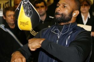 Колишній чемпіон світу з боксу принизив Мейвезера своєю заявою