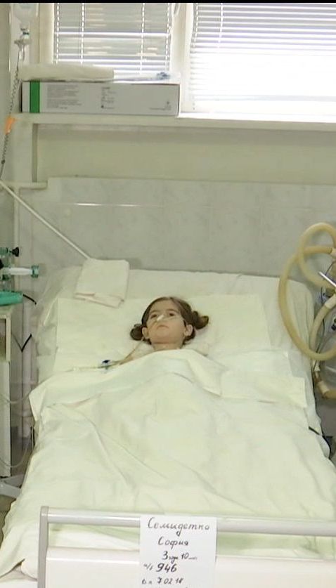 Трехлетняя Софийка, пострадавшея от взрыва в Красногоровке, пришла в себя в реанимации