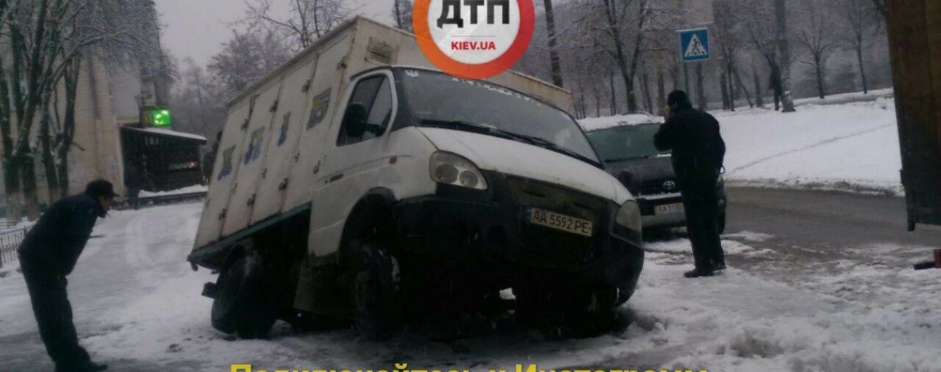 Кран витягнув машину з хлібом із "комунального" провалля в Києві
