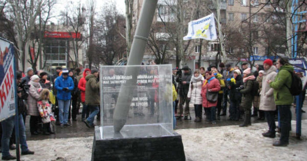 Вспомнили не всех: в Краматорске открыли мемориал в память о погибших от ракетного обстрела