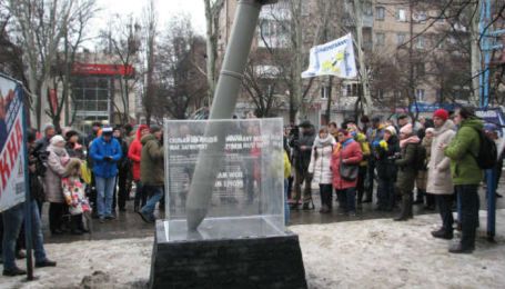 Вспомнили не всех: в Краматорске открыли мемориал в память о погибших от ракетного обстрела