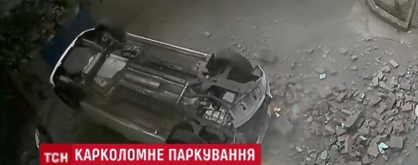 В Китае водитель легковушки и его пассажир уцелели после падения со второго этажа паркинга