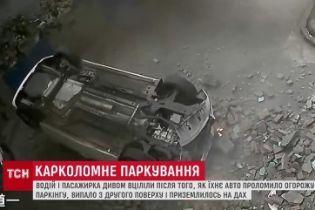 В Китае водитель легковушки и его пассажир уцелели после падения со второго этажа паркинга
