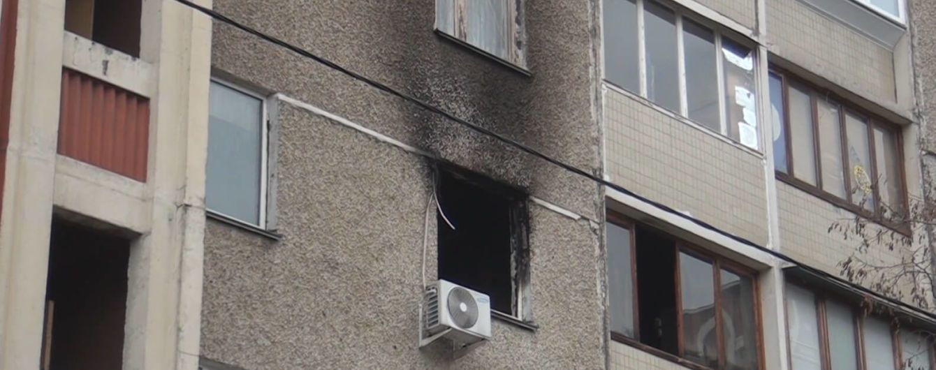 В Киеве на Троещине полицейские спасли из охваченной дымом квартиры пятерых детей